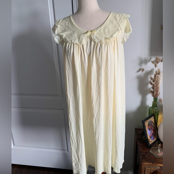 Shadowline pale yellow Nightgown set - Picture 9 of 15